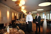 Das Seerestaurant Belvédère in Hergiswil ist offen. Auf dem Bild Küchenchef Fabian Inderbitzin (links) und Besitzer Samuel Honegger rechts. (Bild: Corinne Glanzmann/Neue NZ)