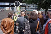 Impression einer Führung entlang der Zuger Kirschtorten-Meile. (Bild: PD)