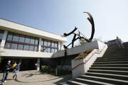 Schüler vor dem Gebäude der Kantonsschule Zug. (Bild Patrick Lüthy/Neue ZZ)