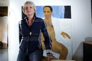 Galeristin Rosi Loosli in der Ausstellung. (Bild: Werner Schelbert / Neue ZZ)