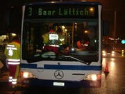 Sanitäter helfen den Verletzten im Linienbus. (Bild Zuger Polizei)