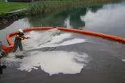 Das Dieselöl wird mit Ölbinder gebunden. (Bild: FFZ)