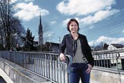 Die neue Präsidentin von Cham Tourismus, Sara Hübscher, im Hirsgarten. (Bild: Werner Schelbert (16. März 2018))