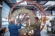 Bringen die Mechanik des astronomischen Zifferblatts wieder auf Vordermann: Alois Crtalic (links) und Jeremias Wicki. (Bild: Boris Bürgisser (Büron, 23. März 2018))