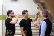 Die Eichhof Brauer Dominic Kammer, Philip Hüsler und Biermeister Martin Respondek (von links) probieren das neue Eichhof Trüeb. (Bild: PD / Fabian Biasio)