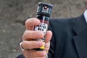Einer der Täter setzte einen Pfefferspray ein. (Symbolbild Neue LZ)