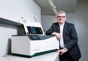 Arne Faisst von der 4D Lifetec AG mit dem 4D Lifetest, ein Scangerät, das die Krebsdiagnostik revolutionieren soll. (Bild: Stefan Kaiser (Cham, 6. Januar 2017))