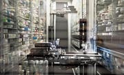 Ein Roboter in der neuen Apotheke des Luzerner Kantonsspitals sortiert und verteilt Medikamente. (Bild: Nadia Schärli (Luzern, 15. März 2017))