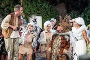 Walter Sigi Arnold (links) im Freilichttheaterstück «Stadt der Vögel». (Bild: Nadia Schärli (Luzern, 13. Juni 2017))
