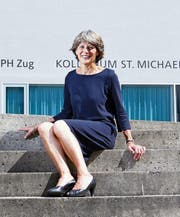Brigit Eriksson-Hotz vor ihrer Wirkungsstätte, der PH Zug. (Bild: Werner Schelbert (Zug, 17. August 2017))