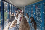 Kurz vor Schulbeginn an der Kanti Alpenquai in Luzern. Bild: Pius Amrein (Luzern, 22. August 2016)