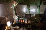 Der Rote Pfeil auf dem Weg im längsten Eisenbahntunnel der Welt von Erstfeld nach Biasca. (Bild: Keystone / Sigi Tischler)