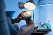 Letzte Nacht mussten die Uhren zurückgestellt werden. Wie lange noch? Bild: Christian Beutler/Keystone