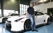 SRT Team Chef Othmar Welti mit seinen beiden Nissan in Inwil. (Bild Philipp Schmidli/Neue LZ)
