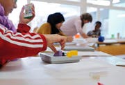 Ein Blick in die erste Integrationsklasse für Flüchtlingskinder im Kanton Zug. Bild: Gina Böhme (Zug, 22. November 2016)