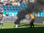 Während des Meisterschaftsspiels im Februar 2016 zwischen dem FC Luzern und dem FC St. Gallen warf der angeklagte Ostschweizer insgesamt vier Pyro-Gegenstände auf das Spielfeld. (Archivbild) (Bild: KEYSTONE/URS FLUEELER)