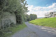 Die besagte Schutzwand und das Wohnquartier. (Bild: Nadia Schärli/LZ, Eich, 17. August 2017)