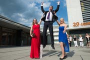 Julia Bühler, Nicholas Wagner und Marisa Sigrist von der Kantonsschule Seetal (v.l.) feiern ihre bestandene Matura. (Bild: Eveline Beerkircher / Neue LZ)
