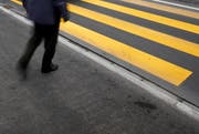 Ob der beim Unfall Verletzte die Strasse über den Fussgängerstreifen überqueren wollte, wird abgeklärt. (Bild: Archiv / Neue ZZ)