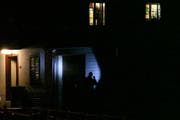 Hier fand man die Verletzten: Polizisten suchen den Fundort ab. (Bild: Geri Holdener/Bote der Urschweiz)