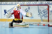 Pascal Melliger, der Oberwiler Torhüter im Schweizer Nationaldress, wird im Training in der Zuger Bossard-Arena von seinen Teamkollegen auf die Probe gestellt. (Bild Paolo Foschini)