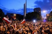 Tausende Polen protestieren gegen die geplante Justizreform. (Bild: Marcin Kmieciñski/EPA (Warschau, 19. Juli 2017))
