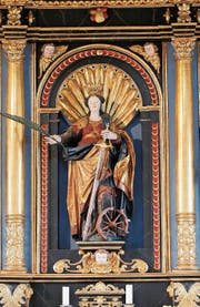 In Haltikon bei Küssnacht SZ steht eine der zahlreichen Katharinenkapellen der Zentralschweiz. Ihr Hochaltar birgt eine besonders schöne Katharinenfigur mit allen Attributen.