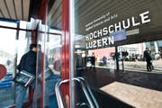 Ein Student betritt die Hochschule Luzern. (Bild: Archiv Neue LZ)
