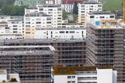 Die Bauverfahren im Kanton dauerten viel zu lange, monieren Kritiker. Im Bild vom August 2013 eine Baustelle in der Stadt Zug. (Bild: Stefan Kaiser / Neue ZZ)