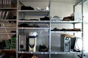 Im Lagerraum der IT-Forensik stehen die beschlagnahmten Geräte, die es zu durchforsten gilt. (Bild: Nadia Schärli / Neue LZ)