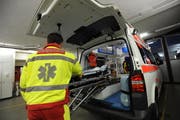 Die beiden verletzten Personen wurden mit der Ambulanz ins Spital eingeliefert. (Archivbild Urs Hanhart)