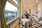 Abdelhamid Ghanem deckt im Luzerner Fünfsternehotel Palace im Frühstücksraum die Tische. (Bild: Dominik Wunderli / Neue LZ)