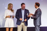 Christa Rigozzi überreicht den Xaver-Award an Fredy Wagner, Geschäftsleiter Tavolago AG (Mitte), und Sebastian Sattler, Verkaufsleiter Events B+T Bild+Ton AG (rechts). (Bild: HotelFotograf.ch)