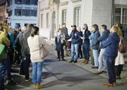 Okbaab Tesfamariam (mit Baseballcap) führte durch Zug. (Bild: Stefan Kaiser (Zug, 3. November 2017))