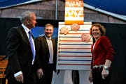 Das «Säuli-Quiz» mit den drei Regierungsratskandidaten Paul Winiker, Marcel Schwerzmann und Felicitas Zopfi (von links) sorgte nach der hart geführten politischen Debatte für einen heiteren Schlusspunkt. (Bild: Nadia Schärli)
