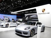 Dieses Bild gehört der Vergangenheit an: Porsche verzichtet künftig auf eine Teilnahme an der Automesse in Detroit. (Archiv) (Bild: KEYSTONE/AP/CARLOS OSORIO)