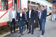 Die Urner Regierung reiste als ganzes mit dem Zug nach Andermatt. Auf dem Bild bei der Ankunft im Bahnhof Andermatt. (Bild PD)