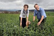 Brigitte und Thomas Grüter freuen sich: Seit dem 1. Januar gehören sie zu den Bio- Landwirten. (Bild Nadia Schärli)