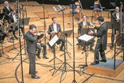Geiger Vadim Gluzman brillierte unter Dirigent James Gaffigan im Konzertsaal des KKL. (Bild: Manuela Jans-Koch (16. November 2017))