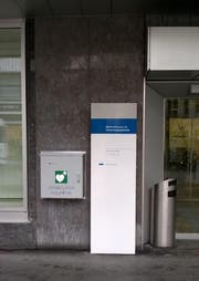 Kasten mit einem Defibrillator an der Bahnhofstrasse 26 in Zug. (Bild PD)