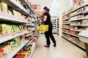 Importprodukte kosten in der Schweiz häufig mehr als im nahen Ausland. (Bild: Christian Beutler/Keystone)