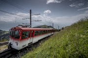 Eine Zahnradbahn der Rigi-Bahnen transportiert Gäste auf die Rigi, im verganenen Jahr über 780'000 Gäste. (Bild: Pius Amrein (Rigi, 27. Juli 2016))