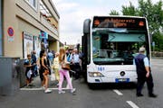 Am Bahnhof in Hergiswil wartet ein Bahnersatz-Bus der Zentralbahn auf Zusteiger. (Bild Corinne Glanzmann)