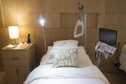 Ein Krankenzimmer in der Rehabilitations-Klinik im Waldhotel Health & Medical Excellence des Bürgenstock Resort. (Bild: Keystone/Urs Flüeler)