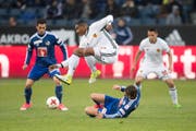 Manuel Akanji, mitte oben, von Basel im Spiel gegen Hekuran Kryeziu, mitte unten, von Luzern beim Fussball Meisterschaftsspiel der Super League zwischen dem FC Luzern und dem FC Basel vom Freitag 28. April 2017 in Luzern. (KEYSTONE/Urs Flueeler) (Bild: Urs Flüeler / Keystone (Luzern, 28. April 2017))