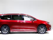 100 Minivans Fiat Chrysler Pacifica sollen testweise als selbstfahrende Google-Autos herumfahren. (Bild: KEYSTONE/AP/PAUL SANCYA)