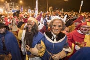 Die Fritschifamilie auf dem Weg zum Fritschibrunnen auf dem Kapellplatz nach dem Urknall am Schmutzigen Donnerstag. (Bild: Urs Flüeler/Keystone (Luzern, 8. Februar 2018))