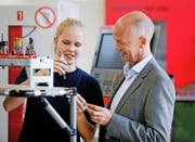 V-Zug-CEO Dirk Hoffmann lässt sich von Lehrtochter Nadine Rogenmoser die CNC-Maschine erklären. (Bild: Stefan Kaiser)