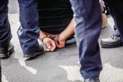 Ein Kadermitglied der Luzerner Polizei ausser Dienst soll in der Stadt Luzern einen verhafteten Mann tätlich angegriffen haben. (Symbolbild: Getty)