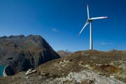 Auf 2465 Meterrn über Meer dreht sich diese Windturbine im Windpark Gries in der Nähe des Nufenenpasses. (Bild: Keystone / Jean-Christophe Bott)